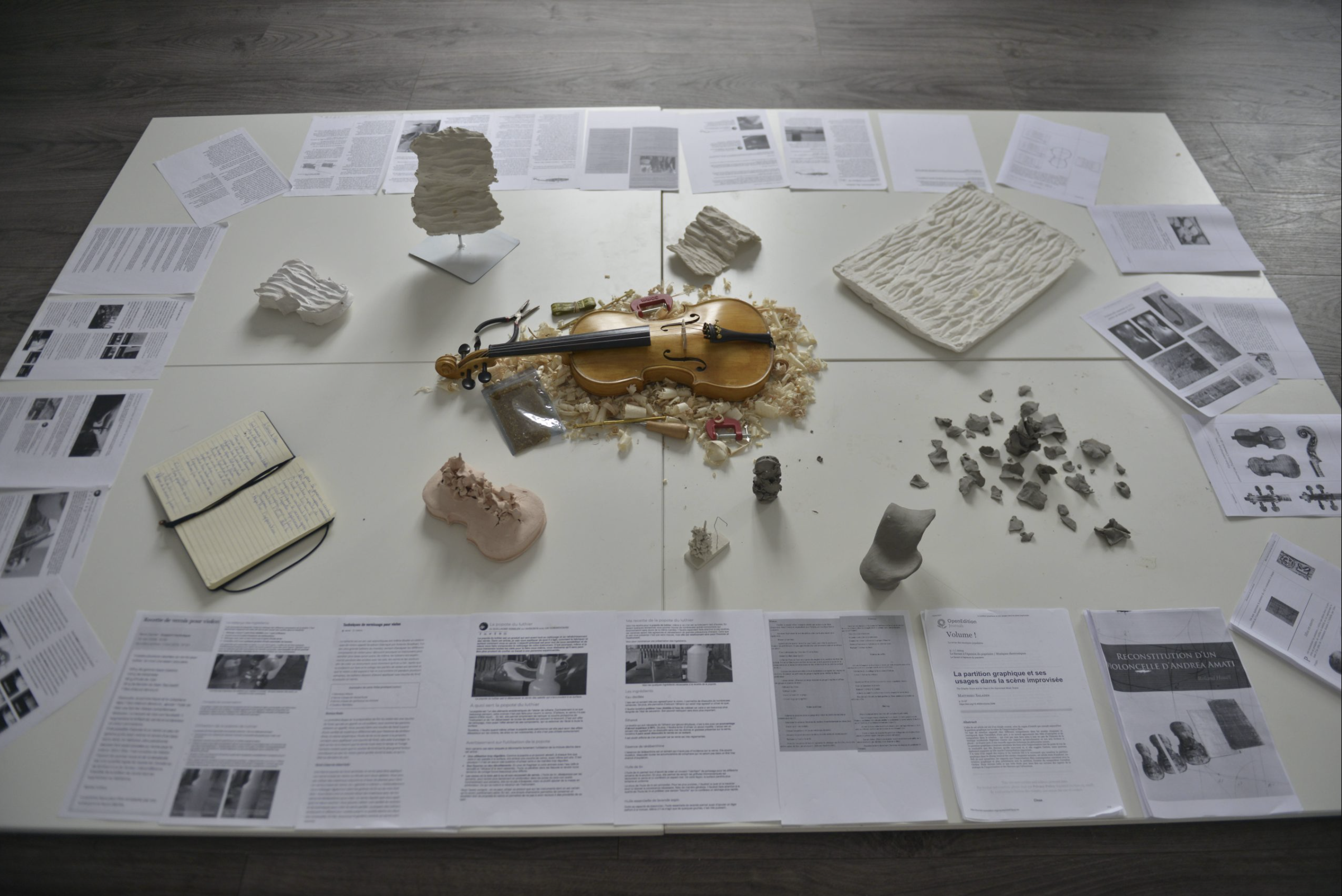 photo de l'exposition "ce qui reste" DNA de Solène Goget à Bourges, de 2022, vue intérieur d'expo.