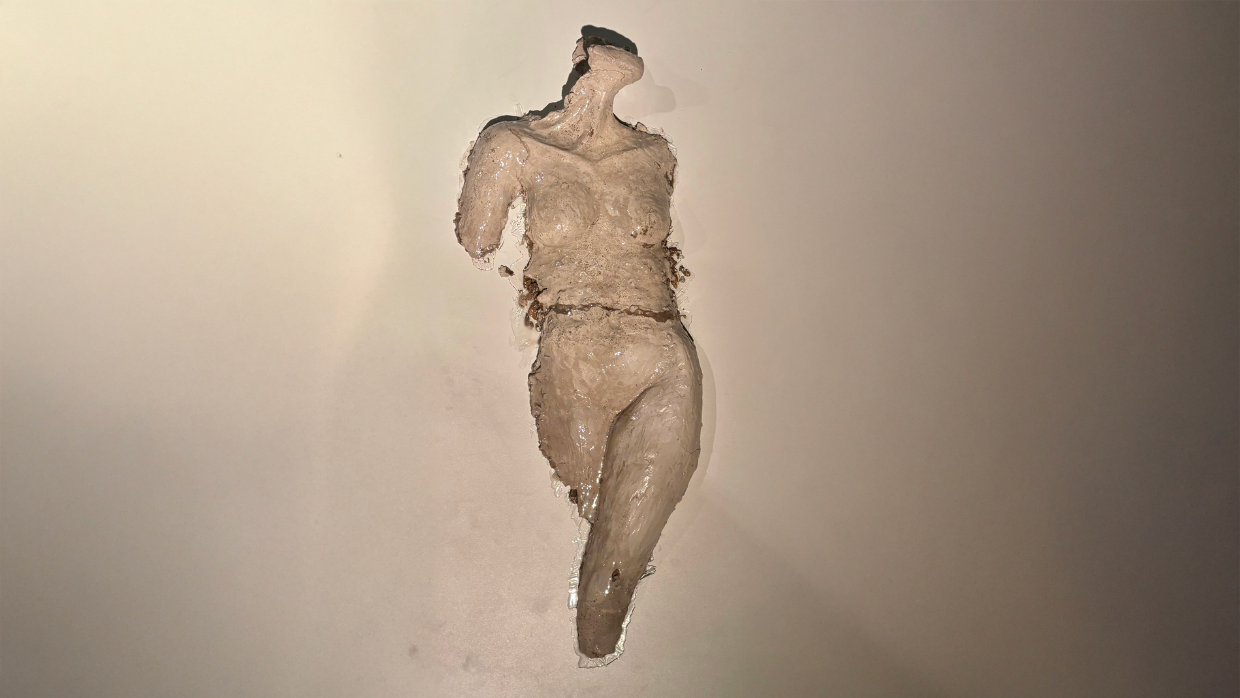 sculpture en argile crue résinée d'un corps féminin émergent, réalisée par l'artiste Solène Goget. vue du dessus.