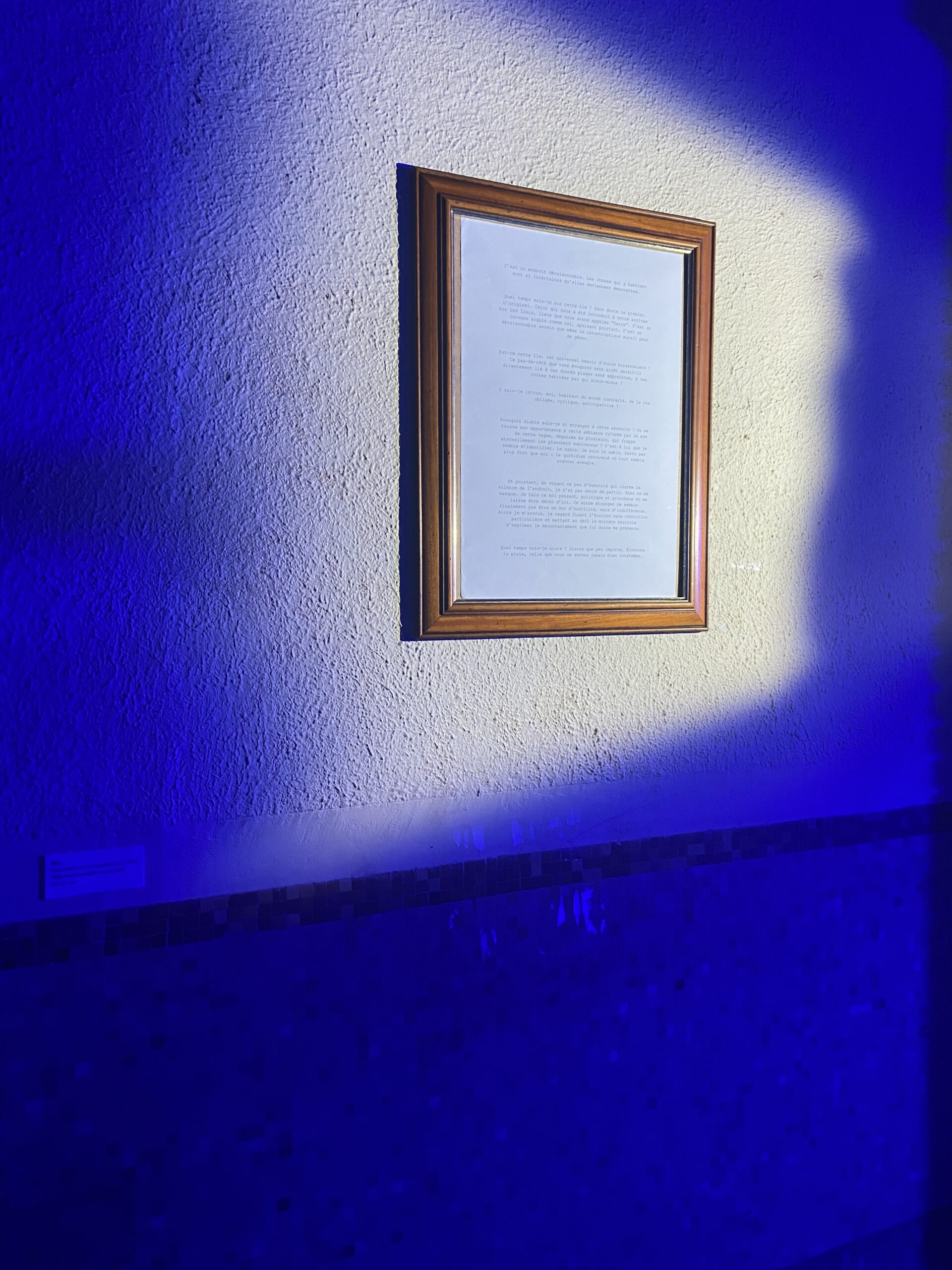 photo d'une des œuvres de l'exposition "trois jours a Groix". il s'agit d'une video-documentaire artistique. exposition avec Solène Goget.