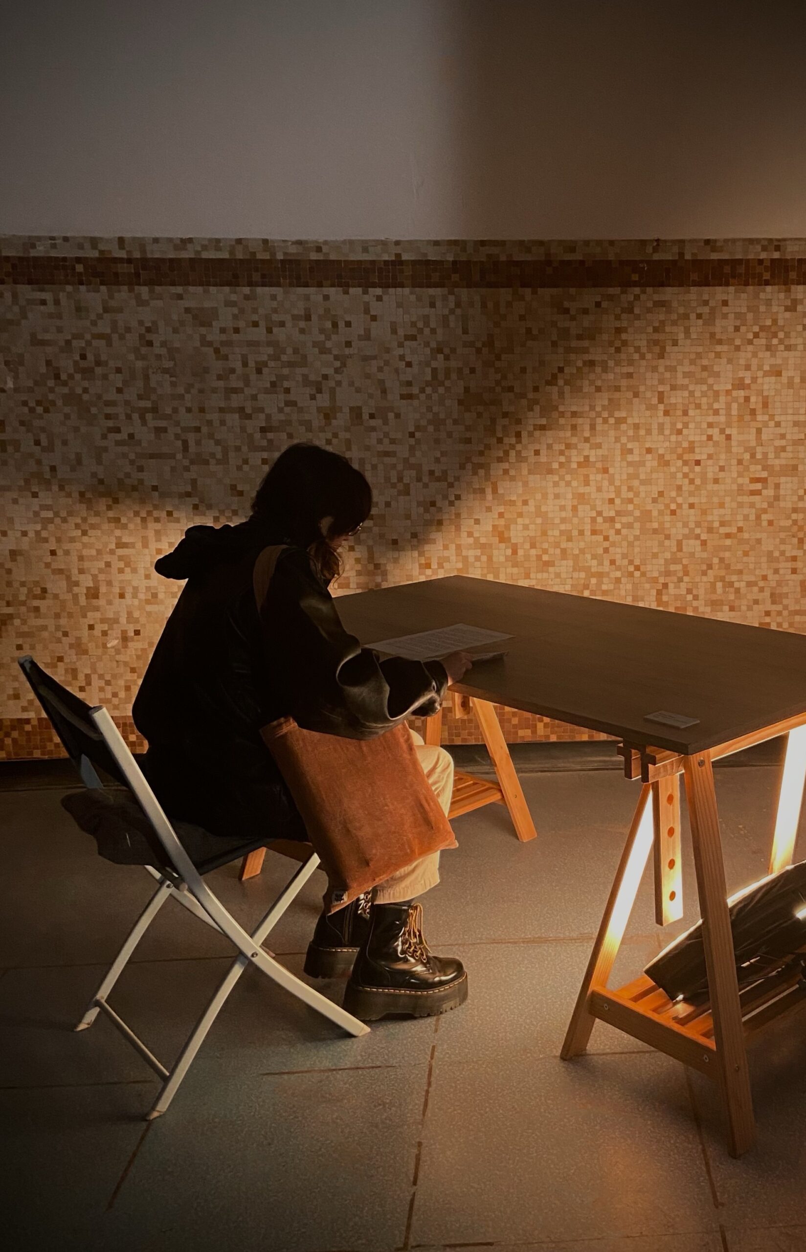 photo de l'installlation texte de solène goget dans le cadre de l'exposition "Trois jours a Groix".