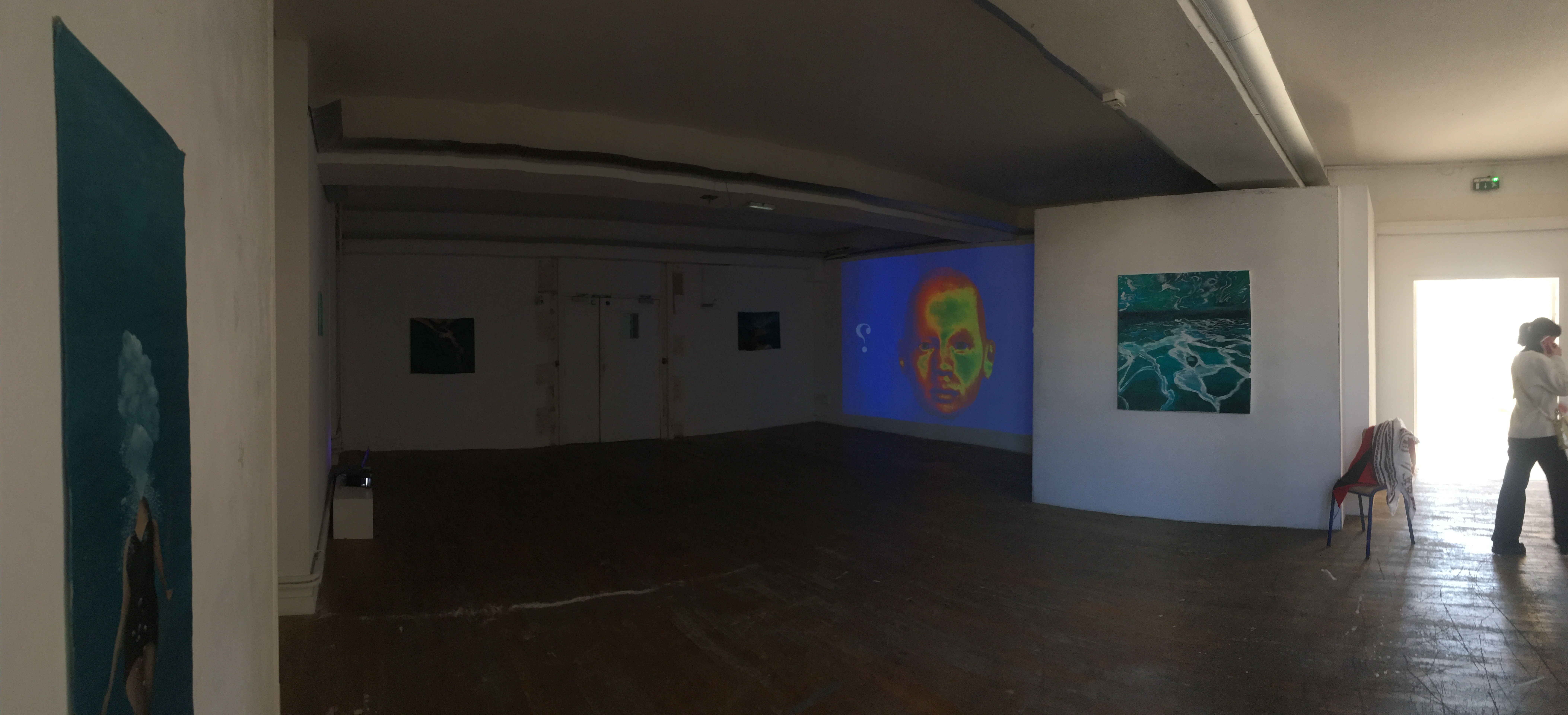photo de l'expsotion "Identity and Isolation" à Bourges, de 2022, avec plusieurs artistes dont Solène Goget. vue intérieur d'expo.