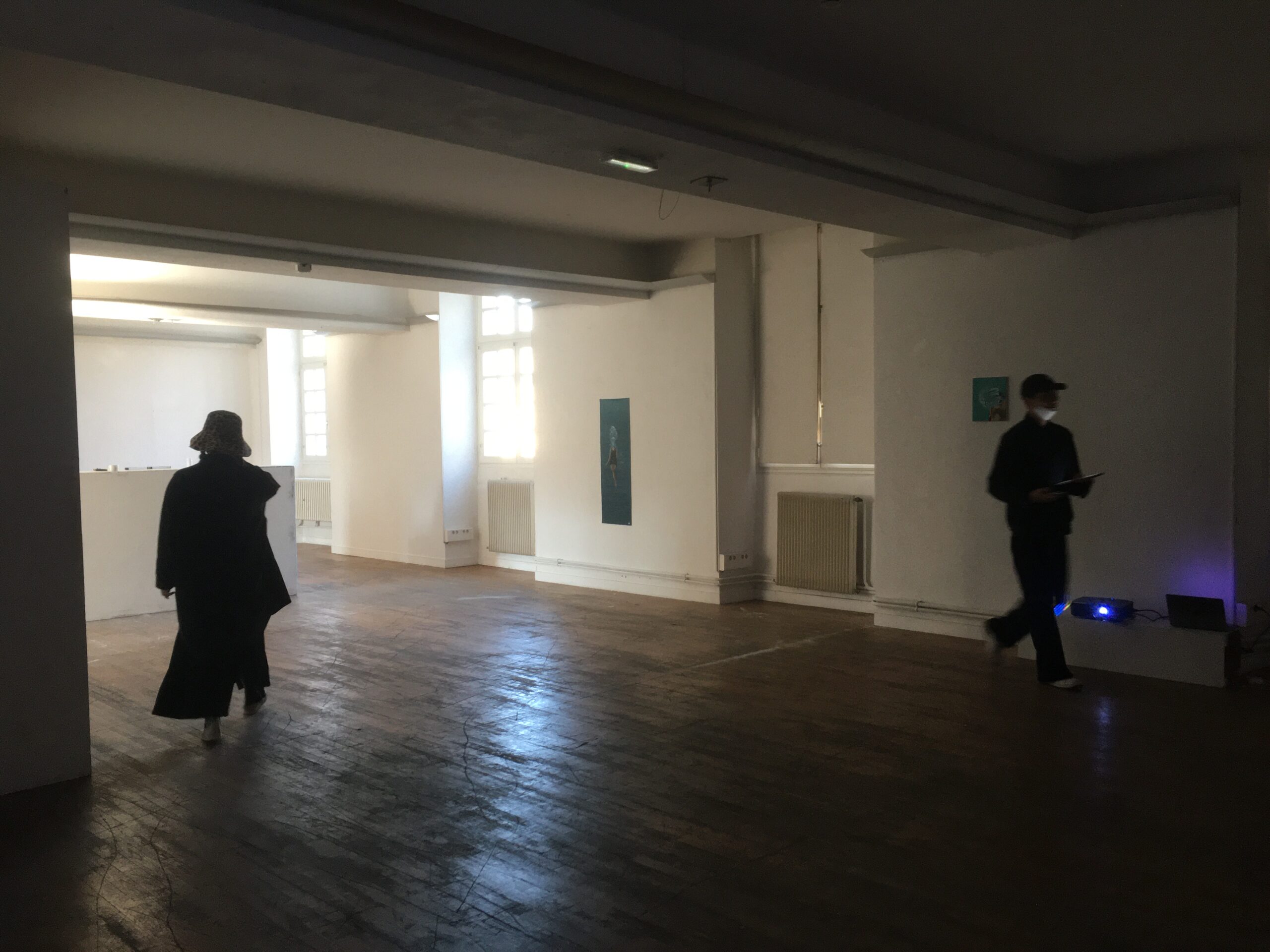 photo de l'expsotion "Identity and Isolation" à Bourges, de 2022, avec plusieurs artistes dont Solène Goget. vue intérieur d'expo.