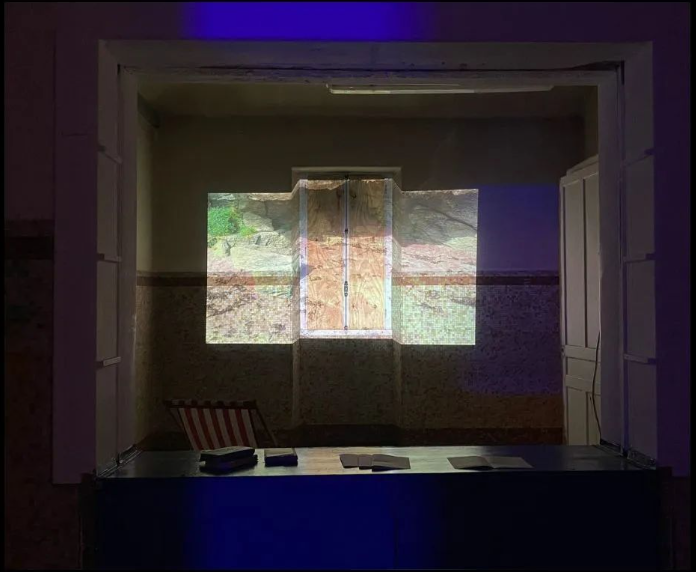 photo d'une des œuvres de l'exposition "trois jours a Groix". il s'agit d'une video-documentaire artistique. exposition avec Solène Goget.