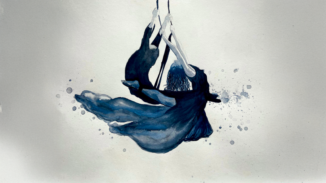 Aquarelle représentant deux silhouettes féminines suspendues à un trapèze, leurs corps entrelacés dans un mouvement aérien. Les robes bleutées s’épanouissent dans le vide, tandis que des éclaboussures d’encre prolongent l’élan et la légèreté de la scène. aquarelle réalisée par l'artiste Solène Goget.