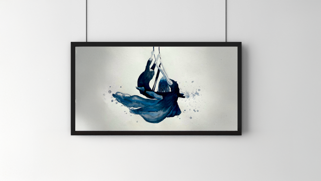 Aquarelle représentant deux silhouettes féminines suspendues à un trapèze, leurs corps entrelacés dans un mouvement aérien. Les robes bleutées s’épanouissent dans le vide, tandis que des éclaboussures d’encre prolongent l’élan et la légèreté de la scène. aquarelle réalisée par l'artiste Solène Goget.