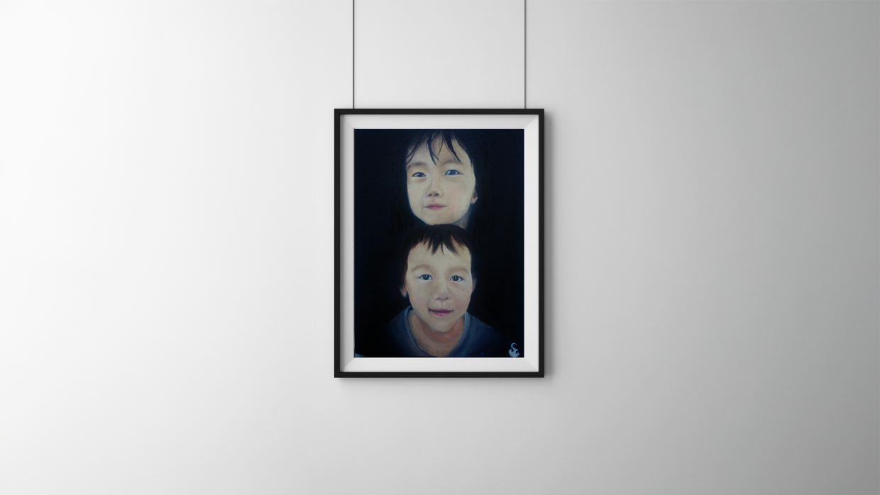 tableau représentant deux enfants aux visages doux et lumineux, peints sur fond noir. Le premier, en haut, est une fillette au regard serein et aux cheveux noirs tombant sur le front. Le second, en bas, est un garçon souriant, vêtu d’un haut gris-bleu. tableau réalisé par l'artiste Solène Goget