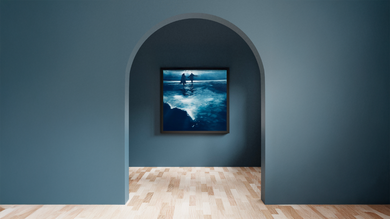 Peinture en tons bleus représentant deux silhouettes courant sur une plage humide, se reflétant dans l’eau sous une lumière intense à l’horizon. titre : une lumière intense à l’horizon. Titre : Au bord du monde — Solène Goget