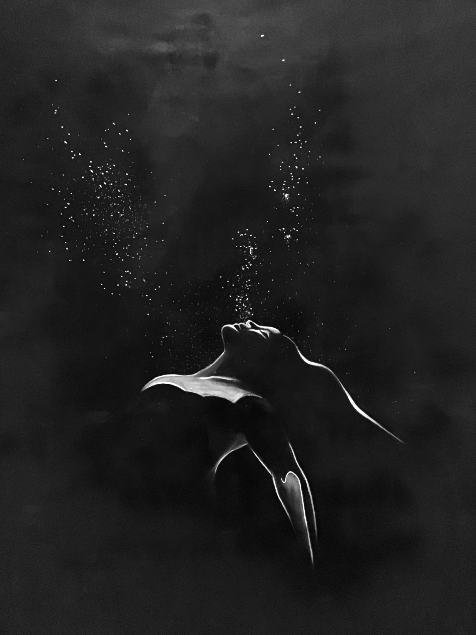 Peinture en noir et blanc représentant un corps vu en contre-plongée, la tête renversée vers le ciel, laissant s’échapper des bulles lumineuses dans l’obscurité. tableau de l'artiste Solène Goget