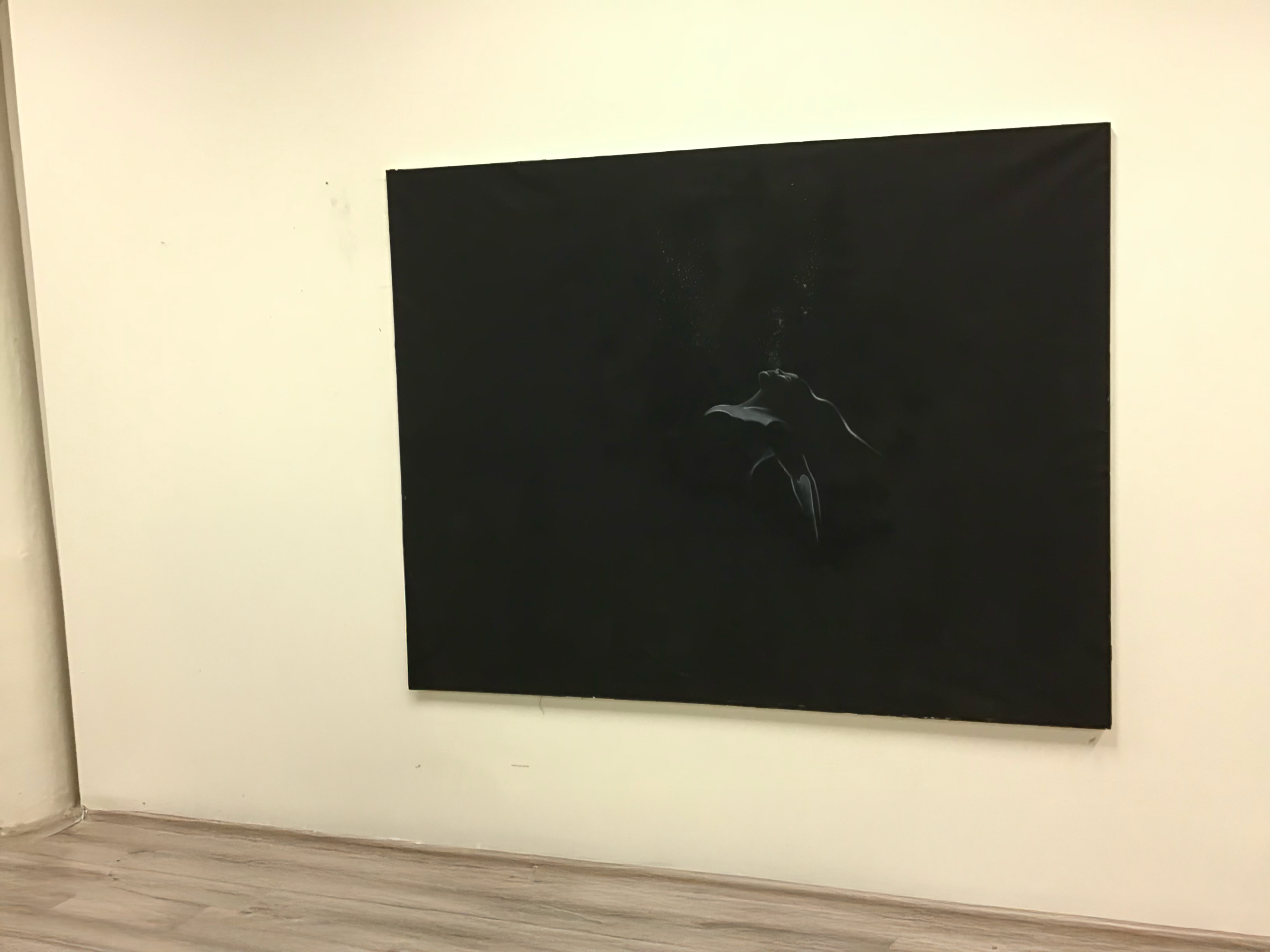 Peinture en noir et blanc représentant un corps vu en contre-plongée, la tête renversée vers le ciel, laissant s’échapper des bulles lumineuses dans l’obscurité. tableau de l'artiste Solène Goget