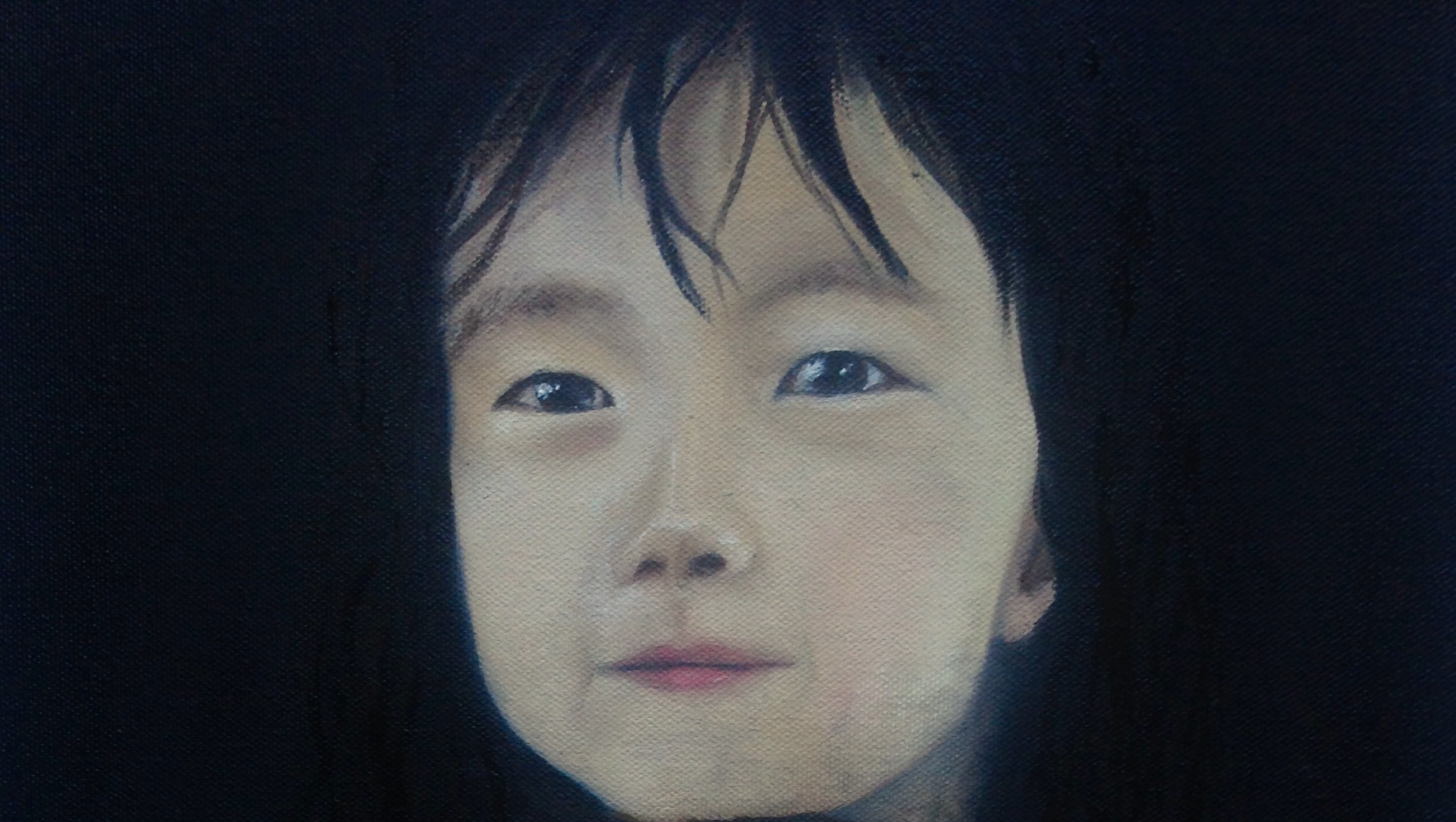 tableau représentant deux enfants aux visages doux et lumineux, peints sur fond noir. Le premier, en haut, est une fillette au regard serein et aux cheveux noirs tombant sur le front. Le second, en bas, est un garçon souriant, vêtu d’un haut gris-bleu. tableau réalisé par l'artiste Solène Goget