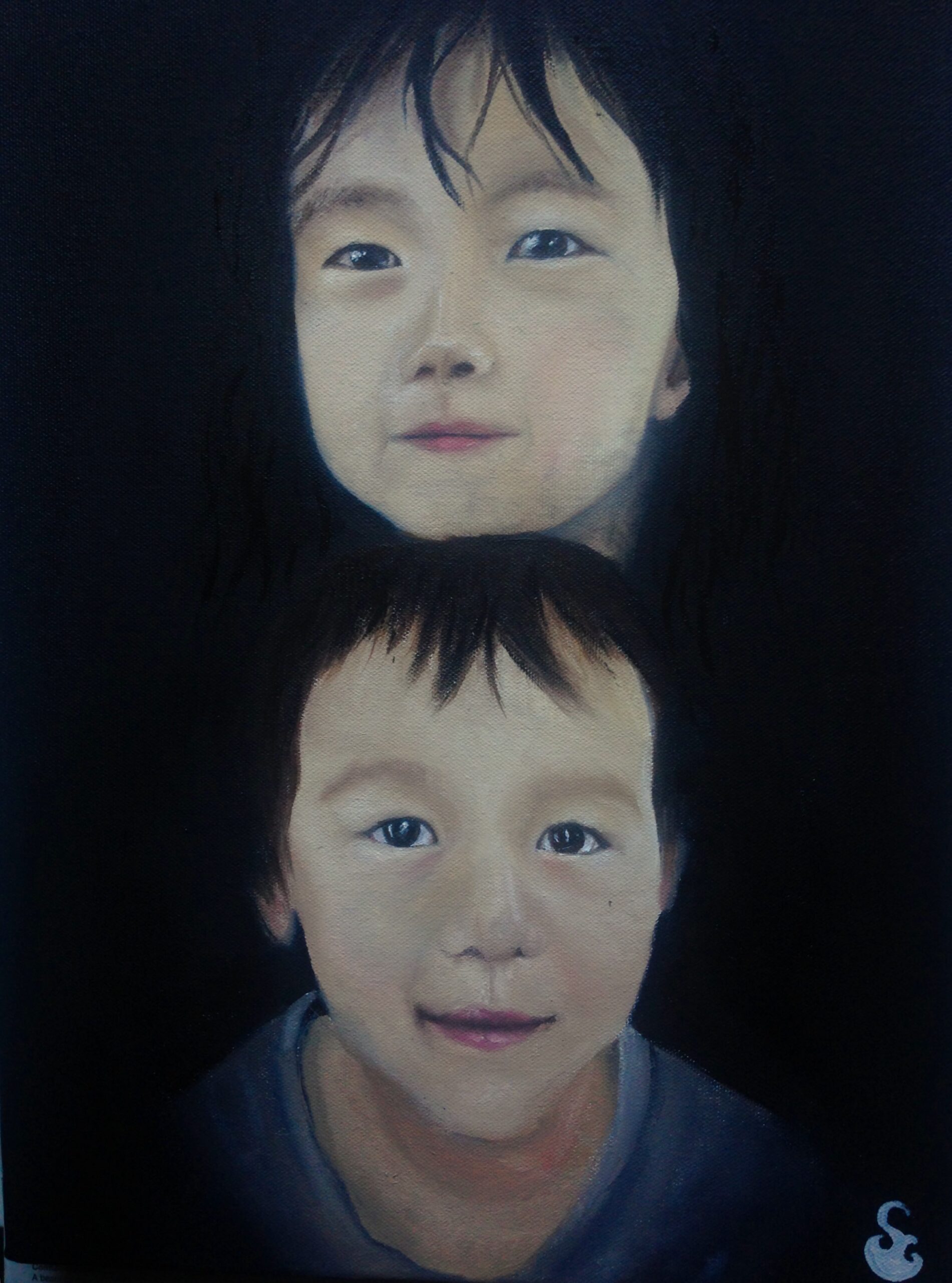 tableau représentant deux enfants aux visages doux et lumineux, peints sur fond noir. Le premier, en haut, est une fillette au regard serein et aux cheveux noirs tombant sur le front. Le second, en bas, est un garçon souriant, vêtu d’un haut gris-bleu. tableau réalisé par l'artiste Solène Goget