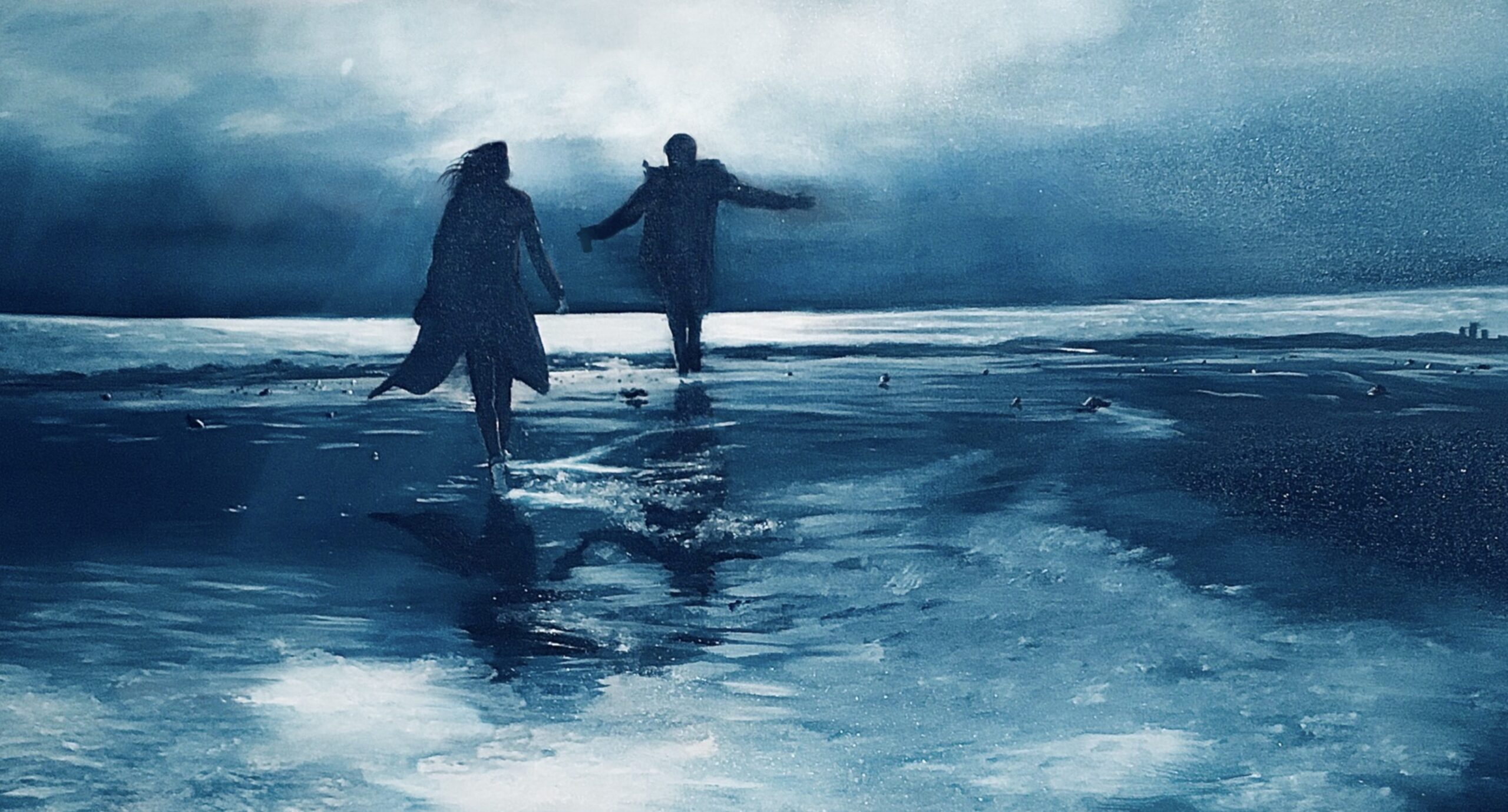 Peinture en tons bleus représentant deux silhouettes courant sur une plage humide, se reflétant dans l’eau sous une lumière intense à l’horizon. titre : une lumière intense à l’horizon. Titre : Au bord du monde — Solène Goget