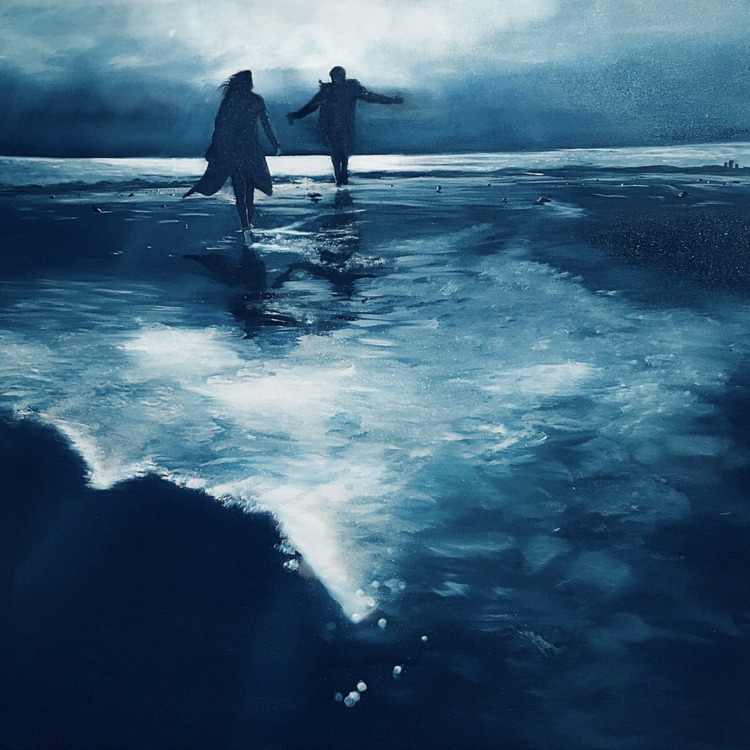 Peinture en tons bleus représentant deux silhouettes courant sur une plage humide, se reflétant dans l’eau sous une lumière intense à l’horizon. titre : une lumière intense à l’horizon. Titre : Au bord du monde — Solène Goget