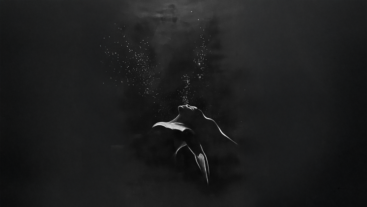 Peinture en noir et blanc représentant un corps vu en contre-plongée, la tête renversée vers le ciel, laissant s’échapper des bulles lumineuses dans l’obscurité. tableau de l'artiste Solène Goget