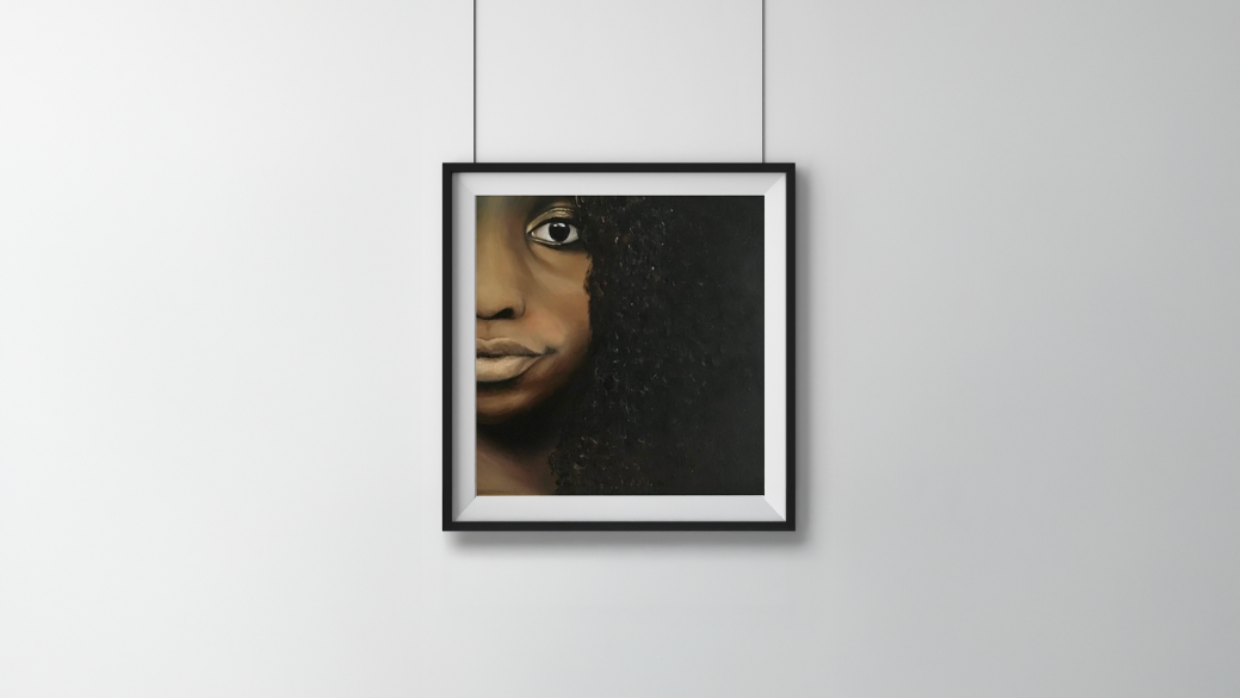 Portrait à l’huile d’un visage féminin vu en gros plan, cadré sur la moitié gauche du visage, mettant en valeur un œil expressif, les lèvres et une chevelure sombre et texturée occupant l’autre moitié de la toile. peinture réalisé par l'artiste Solène Goget